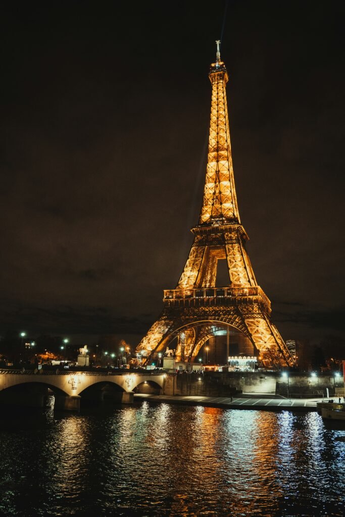 Tour Multipaís Europa 7 Días visita Torre Eiffel en París Francia
