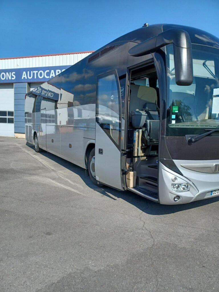 Busverhuur Den Haag met een moderne touringcar voor groepsvervoer