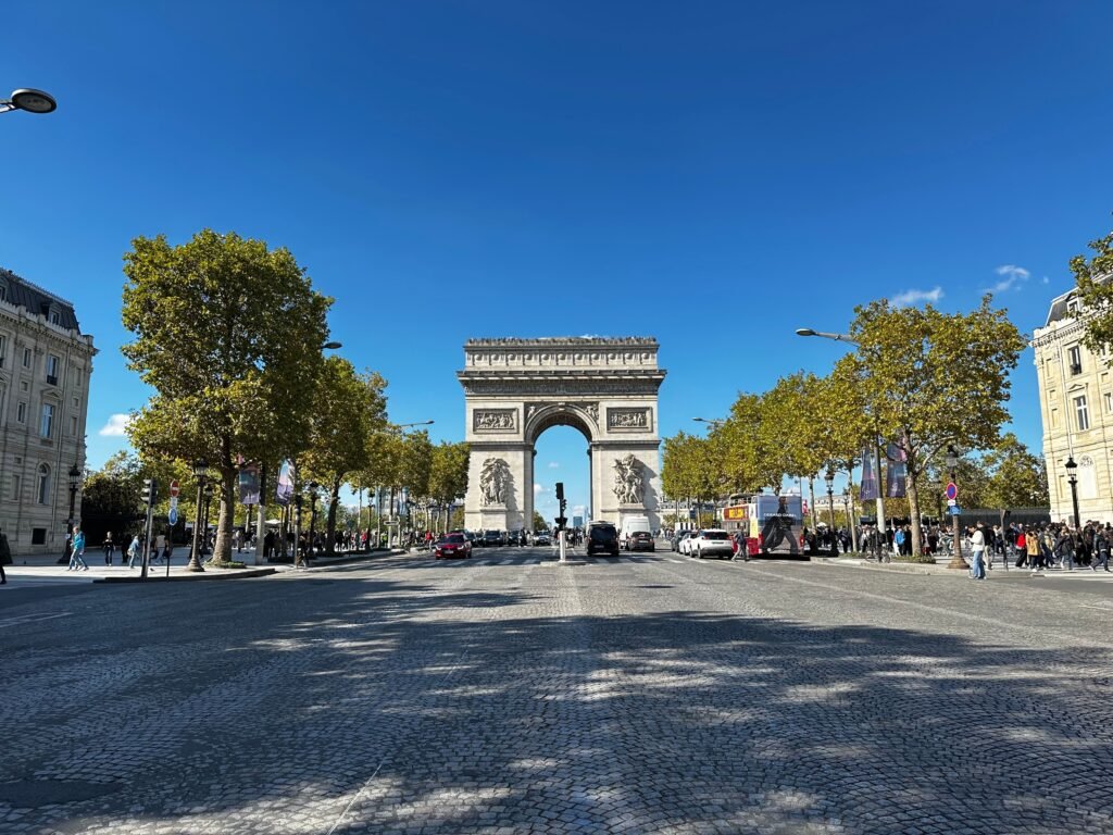 Passeios a pé em Paris para agências de viagens com transporte privado com motorista e visita aos principais monumentos da cidade.