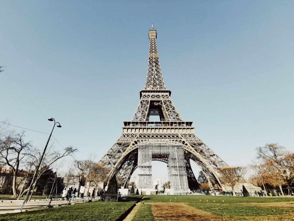 Passeios a pé em Paris para agências de viagens com transporte privado com motorista e visita aos principais monumentos da cidade.