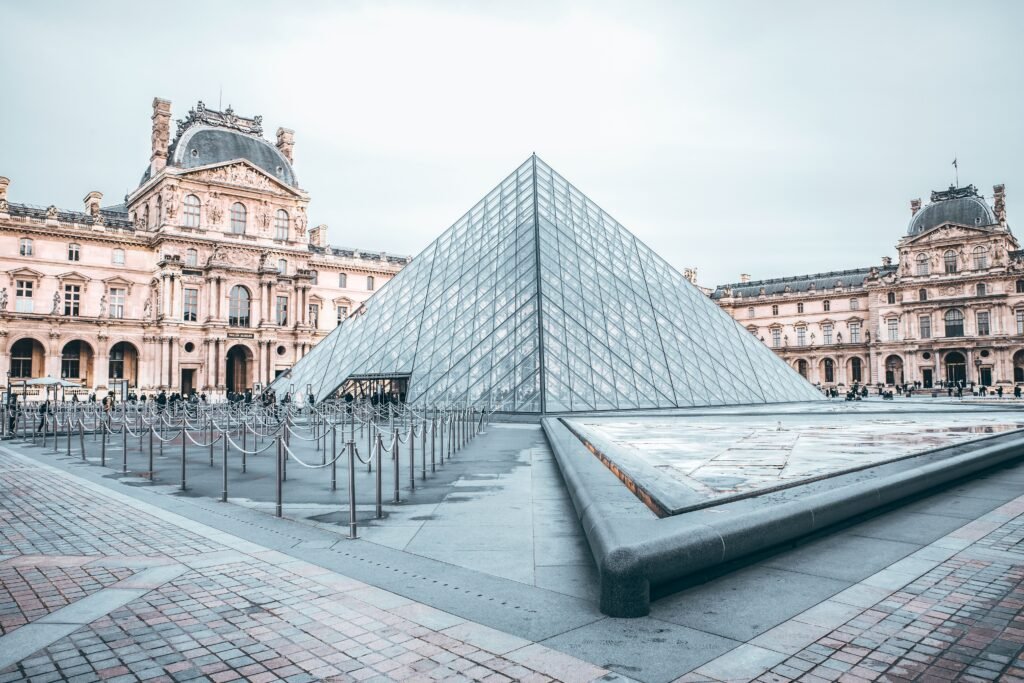 Passeios a pé em Paris para agências de viagens com transporte privado com motorista e visita aos principais monumentos da cidade.