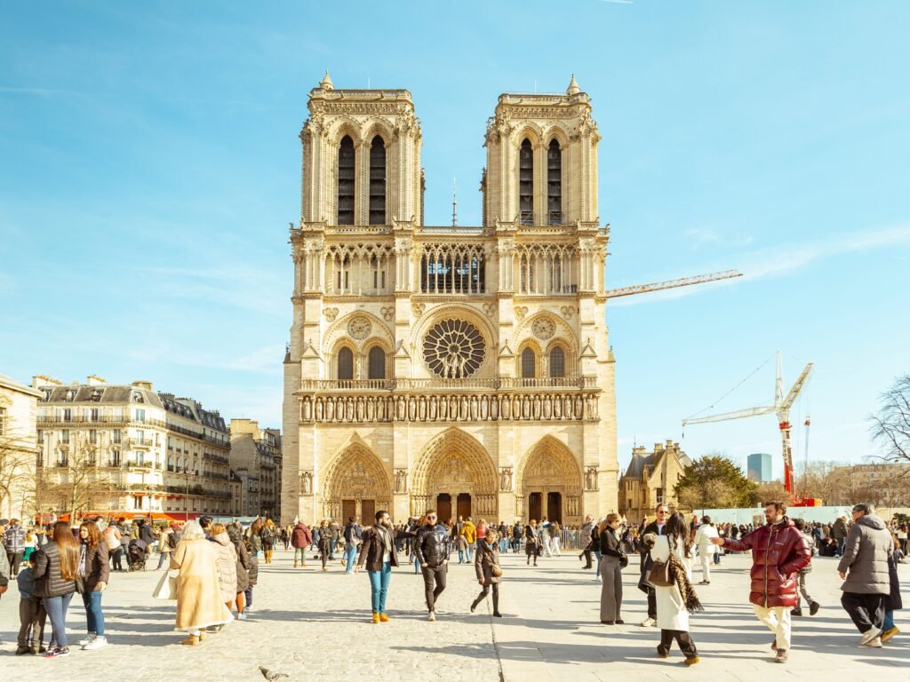 Passeios a pé em Paris para agências de viagens com transporte privado com motorista e visita aos principais monumentos da cidade.
