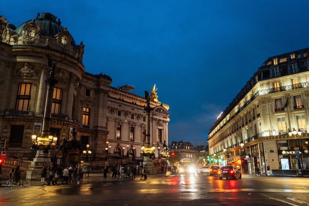 Passeios a pé em Paris para agências de viagens com transporte privado com motorista e visita aos principais monumentos da cidade.