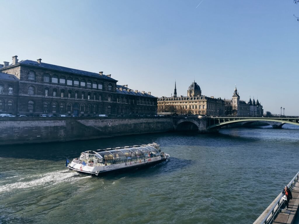 Passeios a pé em Paris para agências de viagens com transporte privado com motorista e visita aos principais monumentos da cidade.