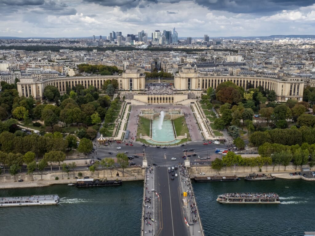 Passeios a pé em Paris para agências de viagens com transporte privado com motorista e visita aos principais monumentos da cidade.