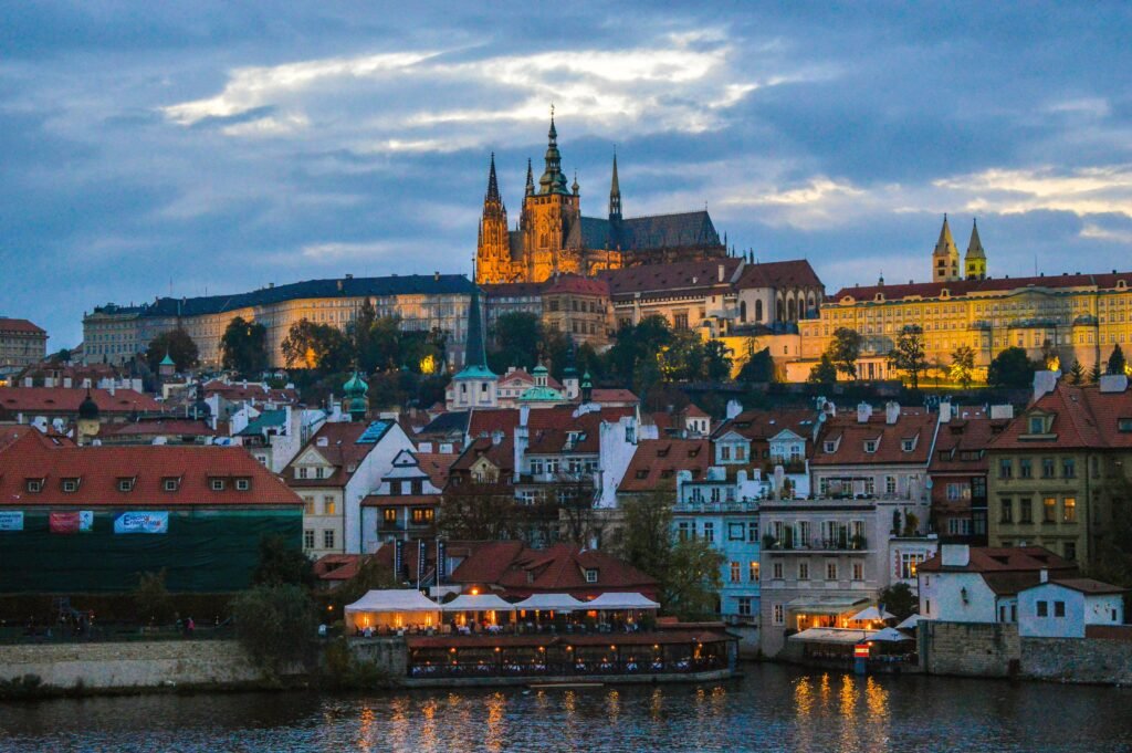 Ontdek Praag, Wenen en Salzburg met een 6 dagen 5 nachten Tsjechië en Oostenrijk rondreis, inclusief hotels, treinreizen, privétransfers en Hop-On Hop-Off-passen.