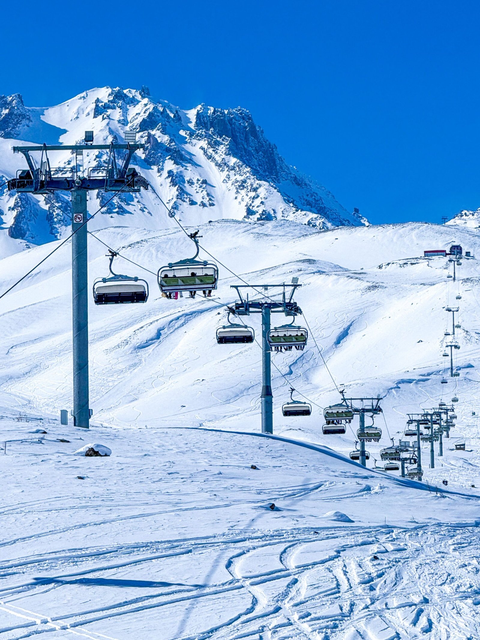 You are currently viewing Alquiler de coche para Les Deux Alpes: guía práctica para traslados al aeropuerto y viajes de invierno